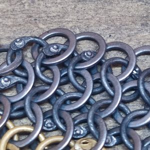coif alternating rows of riveted and solid rings