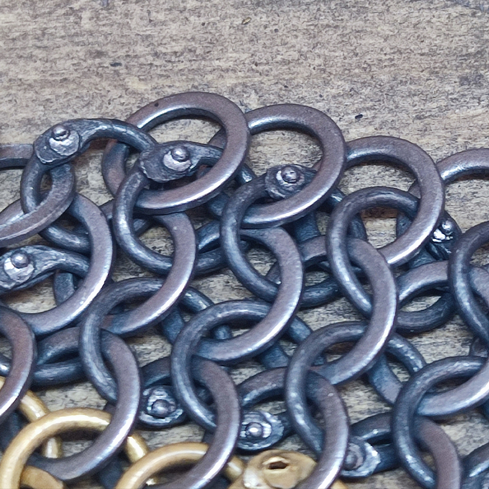 Alternating rows of riveted and solid rings